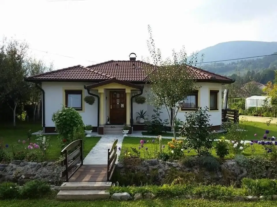 ADLES montažna kuća sa baštom